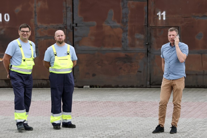 Nowy sprzęt na potrzeby MZK zaprezentowali od lewej: Lucjusz Nadbereżny (prezydent Stalowej Woli) i Radosław Sagatowski (prezes zarządu).