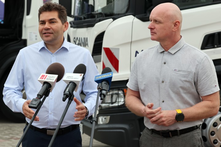 Nowy sprzęt na potrzeby MZK zaprezentowali od lewej: Lucjusz Nadbereżny (prezydent Stalowej Woli) i Radosław Sagatowski (prezes zarządu).