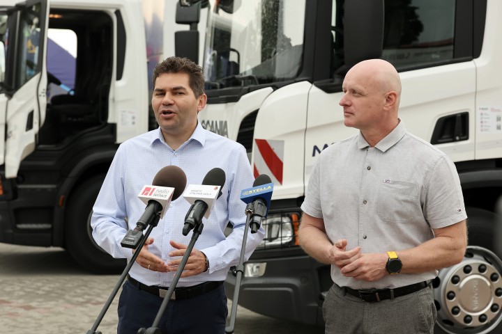 Nowy sprzęt na potrzeby MZK zaprezentowali od lewej: Lucjusz Nadbereżny (prezydent Stalowej Woli) i Radosław Sagatowski (prezes zarządu).