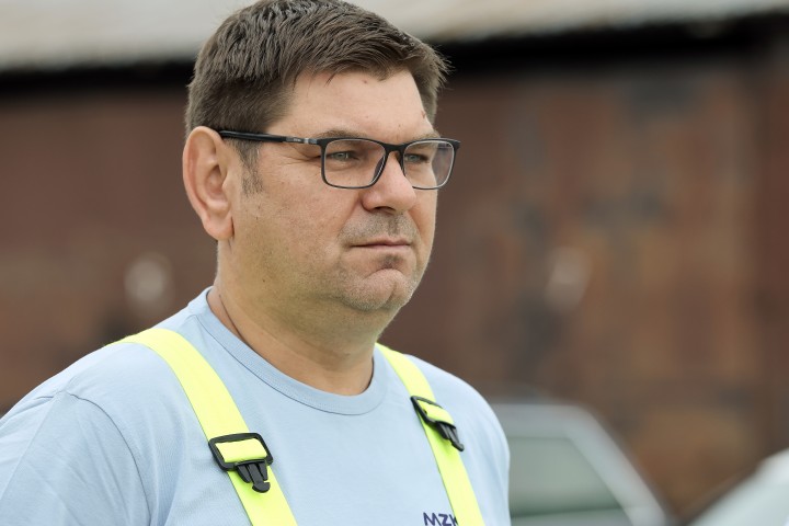 Nowy sprzęt na potrzeby MZK zaprezentowali od lewej: Lucjusz Nadbereżny (prezydent Stalowej Woli) i Radosław Sagatowski (prezes zarządu).