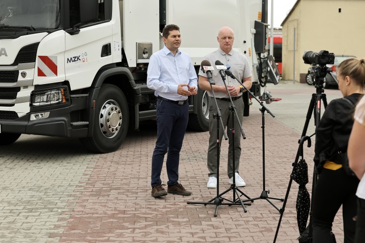 Nowy sprzęt na potrzeby MZK zaprezentowali od lewej: Lucjusz Nadbereżny (prezydent Stalowej Woli) i Radosław Sagatowski (prezes zarządu).