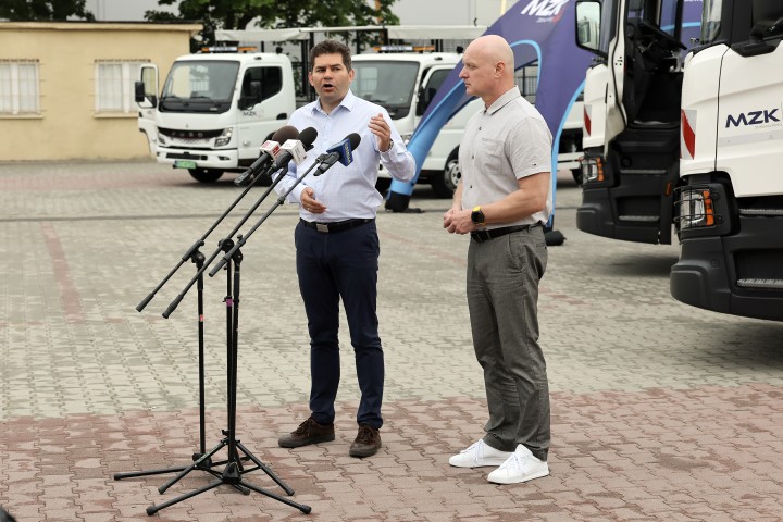 Nowy sprzęt na potrzeby MZK zaprezentowali od lewej: Lucjusz Nadbereżny (prezydent Stalowej Woli) i Radosław Sagatowski (prezes zarządu).