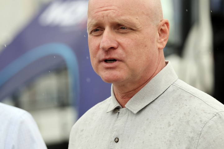 Nowy sprzęt na potrzeby MZK zaprezentowali od lewej: Lucjusz Nadbereżny (prezydent Stalowej Woli) i Radosław Sagatowski (prezes zarządu).