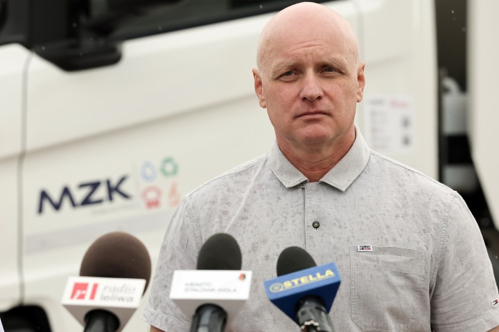 Nowy sprzęt na potrzeby MZK zaprezentowali od lewej: Lucjusz Nadbereżny (prezydent Stalowej Woli) i Radosław Sagatowski (prezes zarządu).
