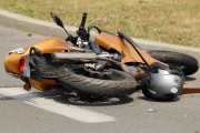Wypadek z udziałem motocyklisty na skrzyżowaniu przy Patriocie.