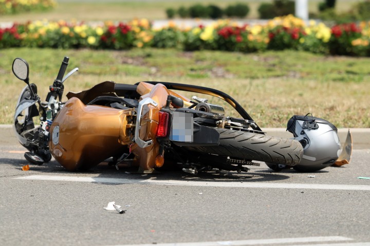 Wypadek z udziałem motocyklisty na skrzyżowaniu przy Patriocie.