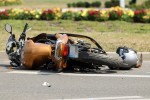 Wypadek z udziałem motocyklisty na skrzyżowaniu przy Patriocie.