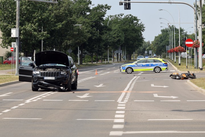 Wypadek z udziałem motocyklisty na skrzyżowaniu przy Patriocie.