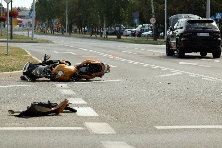Wypadek z udziałem motocyklisty na skrzyżowaniu przy Patriocie.
