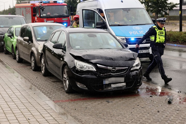 Stalowa Wola: 72-latek staranował 4 zaparkowane auta.