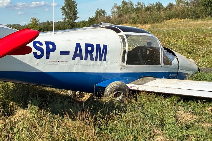 Podczas szkolenia maszyna w pewnym momencie spadła na ziemię, nieopodal lotniska.