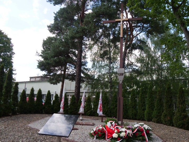 31 sierpnia pod pomnikiem - Krzyż przy dawnej Narzędziowni w kolejną - 46. rocznicę powstania NSZZ Solidarność oraz 38. rocznicę strajków w Hucie Stalowa Wola odbyły się uroczystości rocznicowe.