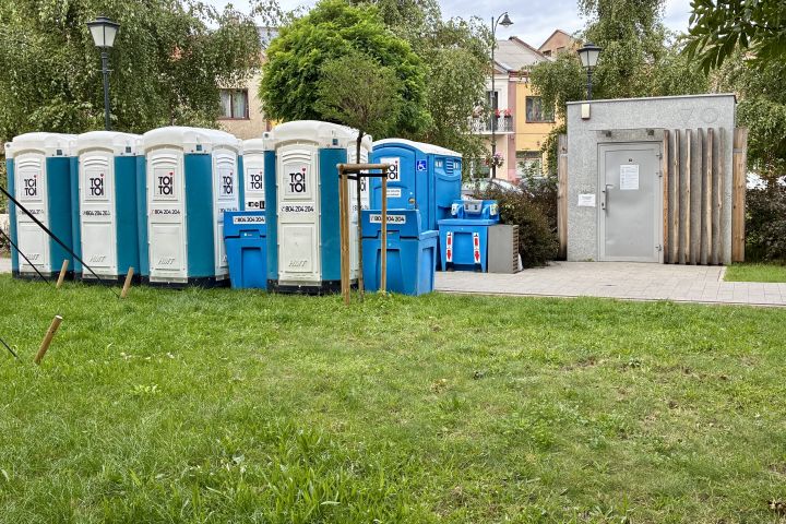 Rozwadowski szalet publiczny - duma lokalnego samorządu i motor napędowy gospodarki - właśnie sromotnie przegrał starcie z rynkową konkurencją.