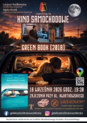Green Book (2018) na ekranie kina samochodowego.