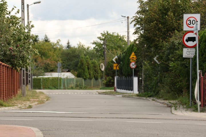 Miejscy urzędnicy przypominają: osiedle jest objęte strefą uspokojonego ruchu, w którym obowiązuje 30 km/h. 