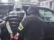 32-latek usłyszał zarzut kradzieży rozbójniczej, do którego popełnienia przyznał się.