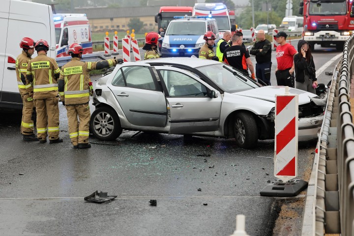 Czołowe zderzenie busa z osobówką. 3 osoby ranne.