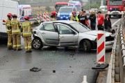 Czołowe zderzenie busa z osobówką. 3 osoby ranne.