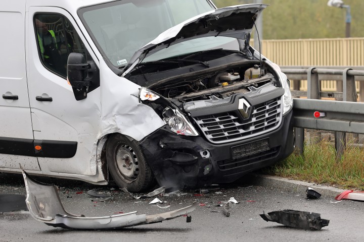 Czołowe zderzenie busa z osobówką. 3 osoby ranne.