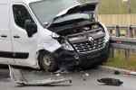 Czołowe zderzenie busa z osobówką. 3 osoby ranne.