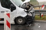 Czołowe zderzenie busa z osobówką. 3 osoby ranne.