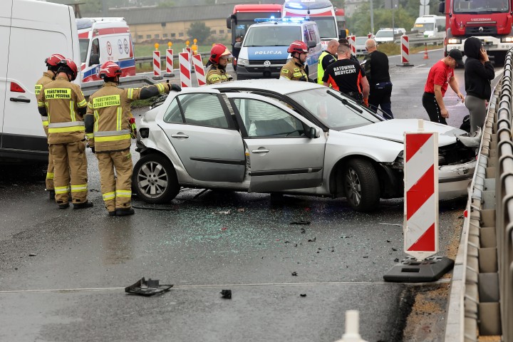 Czołowe zderzenie busa z osobówką. 3 osoby ranne.