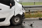 Czołowe zderzenie busa z osobówką. 3 osoby ranne.