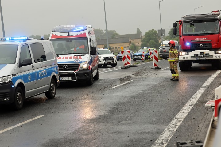 Czołowe zderzenie busa z osobówką. 3 osoby ranne.