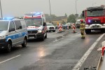 Czołowe zderzenie busa z osobówką. 3 osoby ranne.