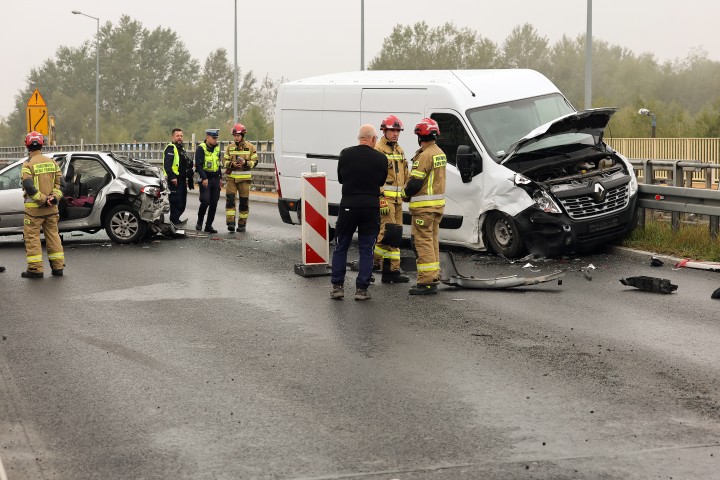Czołowe zderzenie busa z osobówką. 3 osoby ranne.