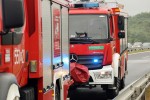 Czołowe zderzenie busa z osobówką. 3 osoby ranne.
