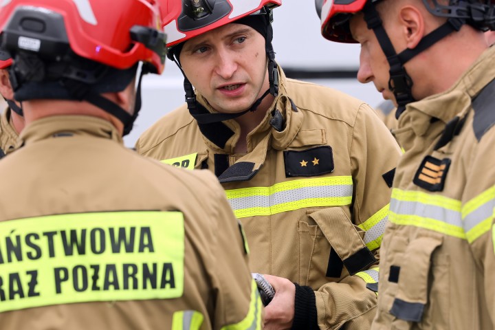 Czołowe zderzenie busa z osobówką. 3 osoby ranne.