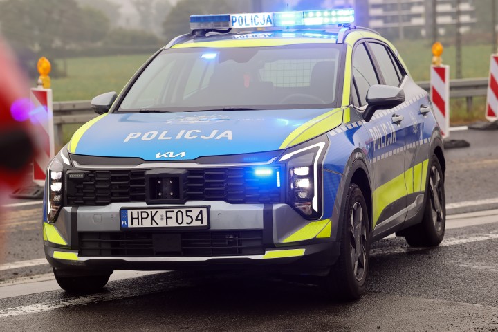 Czołowe zderzenie busa z osobówką. 3 osoby ranne.