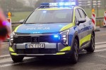 Czołowe zderzenie busa z osobówką. 3 osoby ranne.