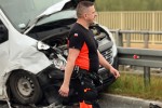 Czołowe zderzenie busa z osobówką. 3 osoby ranne.