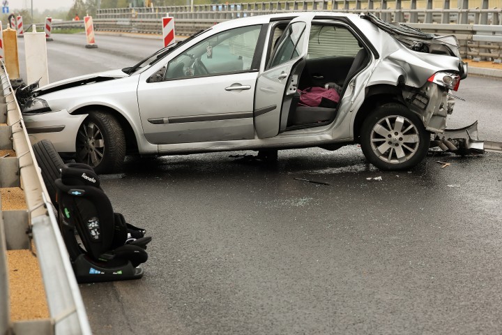 Czołowe zderzenie busa z osobówką. 3 osoby ranne.