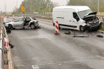 Czołowe zderzenie busa z osobówką. 3 osoby ranne.