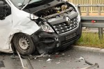 Czołowe zderzenie busa z osobówką. 3 osoby ranne.