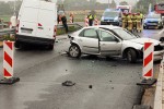 Czołowe zderzenie busa z osobówką. 3 osoby ranne.