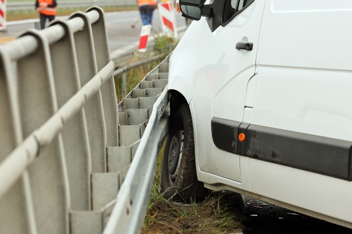 Czołowe zderzenie busa z osobówką. 3 osoby ranne.