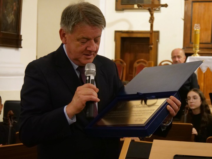Uczniowie i nauczyciele PSM w Stalowej Woli zagrali wyjątkowy koncert, który był przedsmakiem tego, co czeka nas na początku października, kiedy to zaplanowano główne uroczystości związane z obchodzonym w tym roku przez szkołę jubileuszem.