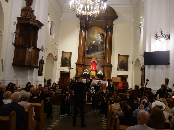 Uczniowie i nauczyciele PSM w Stalowej Woli zagrali wyjątkowy koncert, który był przedsmakiem tego, co czeka nas na początku października, kiedy to zaplanowano główne uroczystości związane z obchodzonym w tym roku przez szkołę jubileuszem.