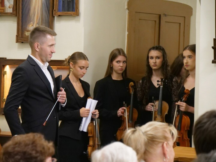 Uczniowie i nauczyciele PSM w Stalowej Woli zagrali wyjątkowy koncert, który był przedsmakiem tego, co czeka nas na początku października, kiedy to zaplanowano główne uroczystości związane z obchodzonym w tym roku przez szkołę jubileuszem.
