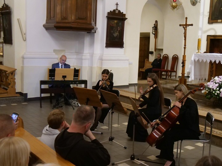 Uczniowie i nauczyciele PSM w Stalowej Woli zagrali wyjątkowy koncert, który był przedsmakiem tego, co czeka nas na początku października, kiedy to zaplanowano główne uroczystości związane z obchodzonym w tym roku przez szkołę jubileuszem.