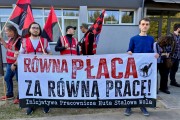Demonstracja płacowa w Hucie Stalowa Wola. Część pracowników zdecydowała się wyjść na ulice.