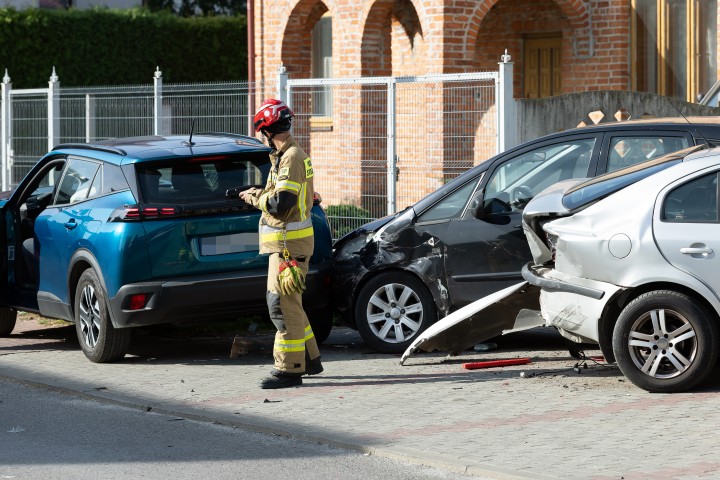 Na osiedlu Piaski doszło do zderzenia czterech pojazdów.