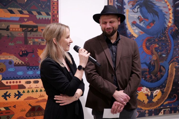 W Galerii Karpińskiego w Stalowej Woli jest już dostępna niezwykła ekspozycja łączącą wyjątkową twórczość dwojga artystów - małżeństwa Ewy i Jakuba Podlodowskich.