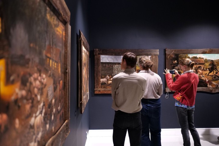 W Galerii Karpińskiego w Stalowej Woli jest już dostępna niezwykła ekspozycja łączącą wyjątkową twórczość dwojga artystów - małżeństwa Ewy i Jakuba Podlodowskich.