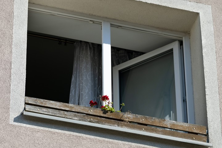 Stalowa Wola: pożar w bloku na osiedle Śródmieście. Z mieszkania wyprowadzono starszą kobietę.