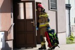 Stalowa Wola: pożar w bloku na osiedle Śródmieście. Z mieszkania wyprowadzono starszą kobietę.